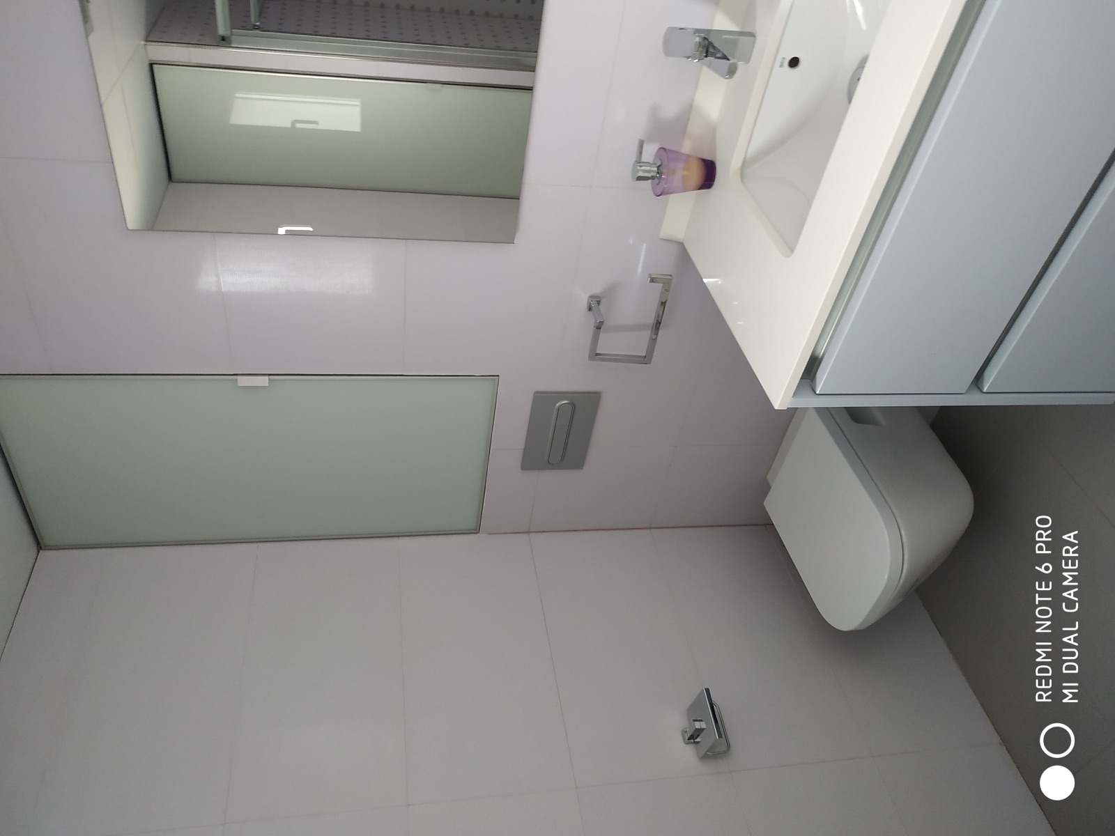 Baño — Baño completo con mueble suspendido.