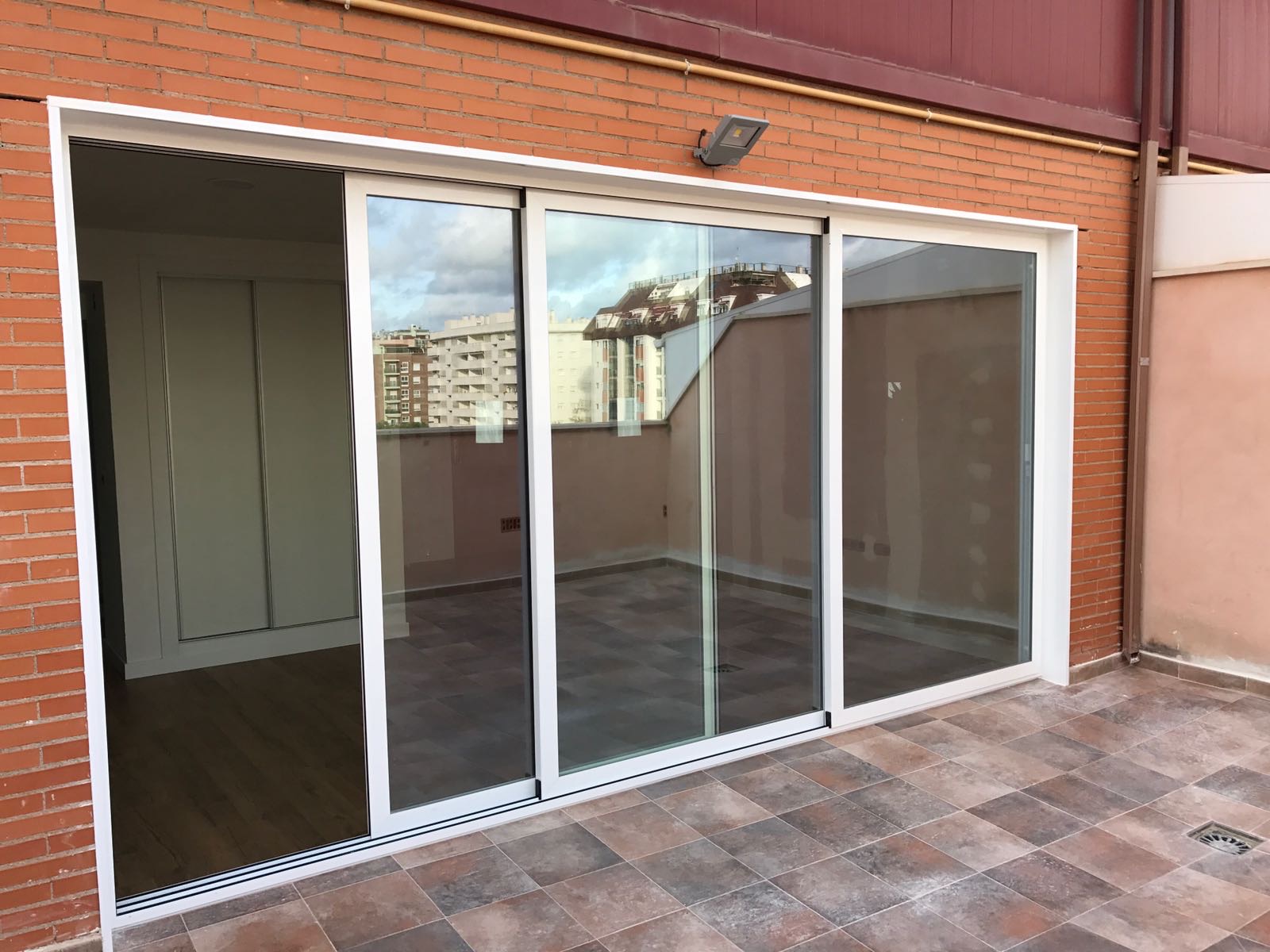 Carpintería de aluminio — Cerramiento acristalado de terraza.