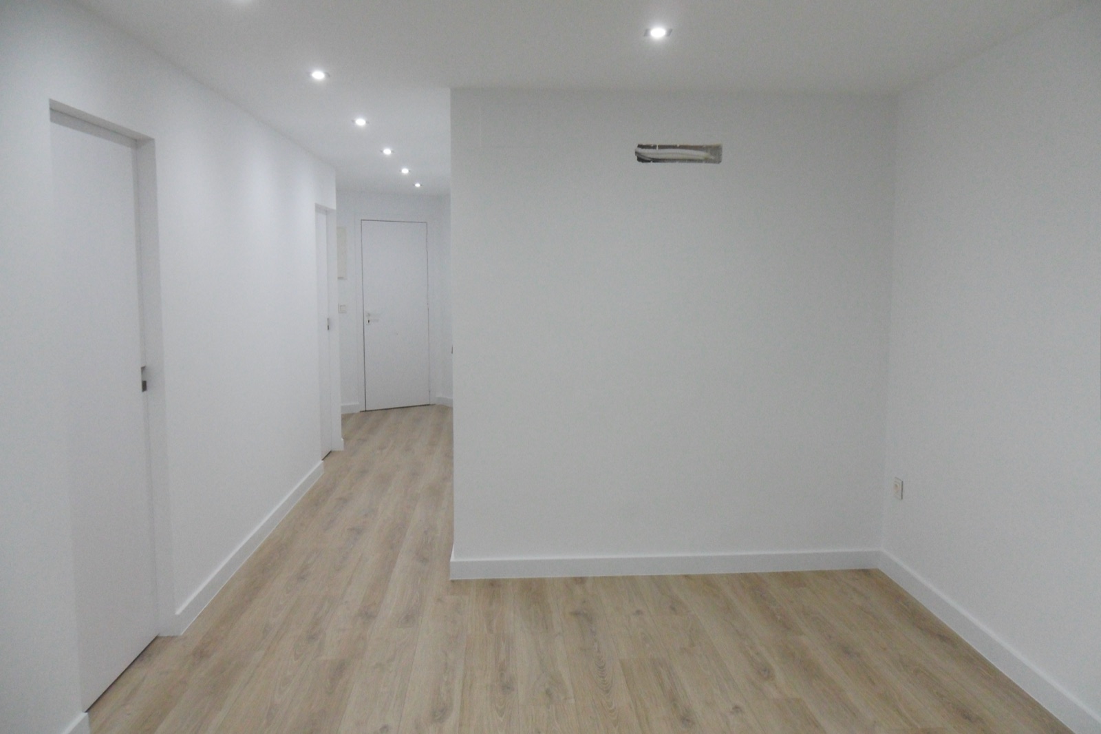 Suelos y pintura — Vivienda pintada con suelo nuevo.