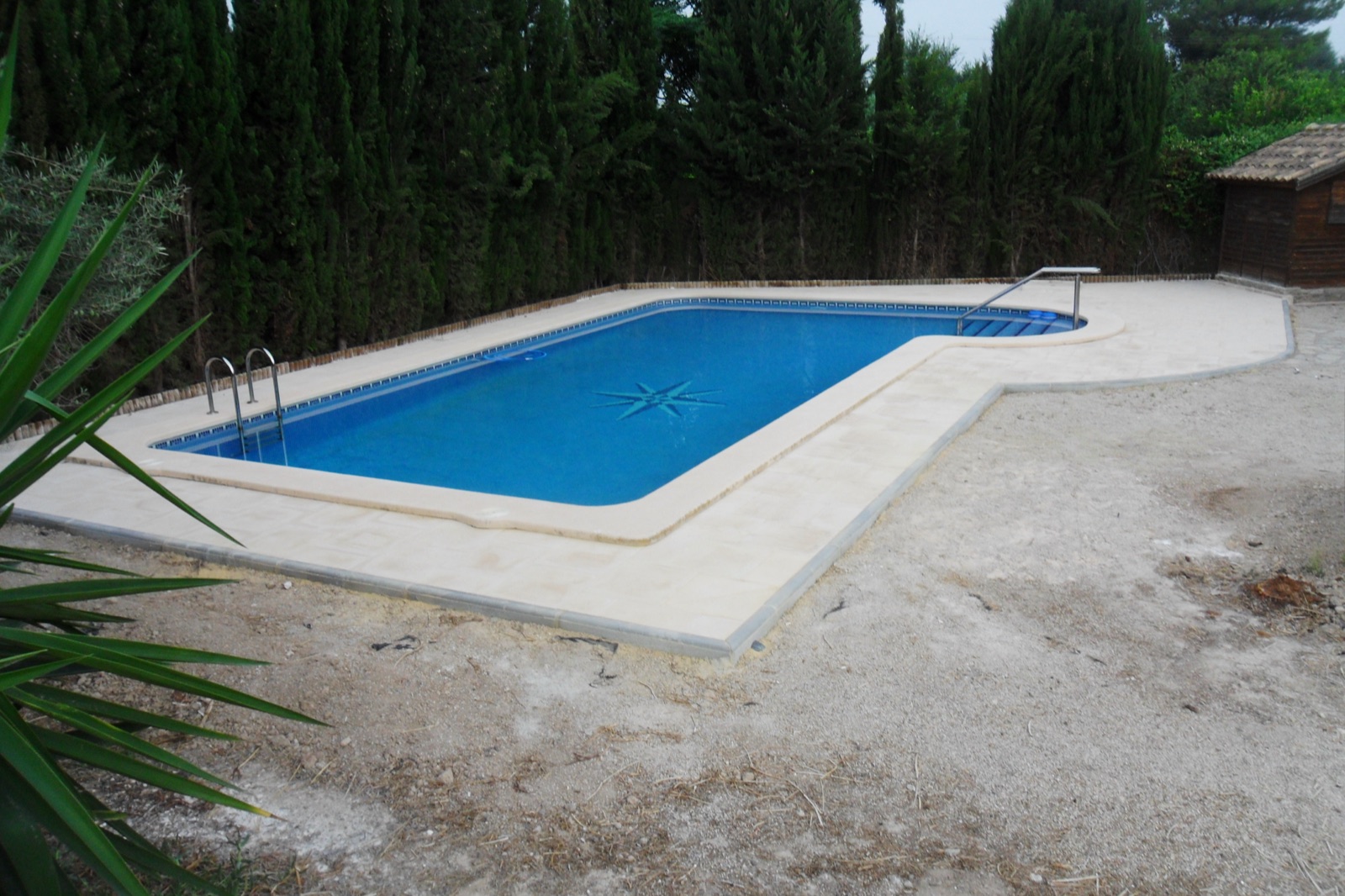 Exteriores — Piscina y jardín en vivienda unifamiliar.