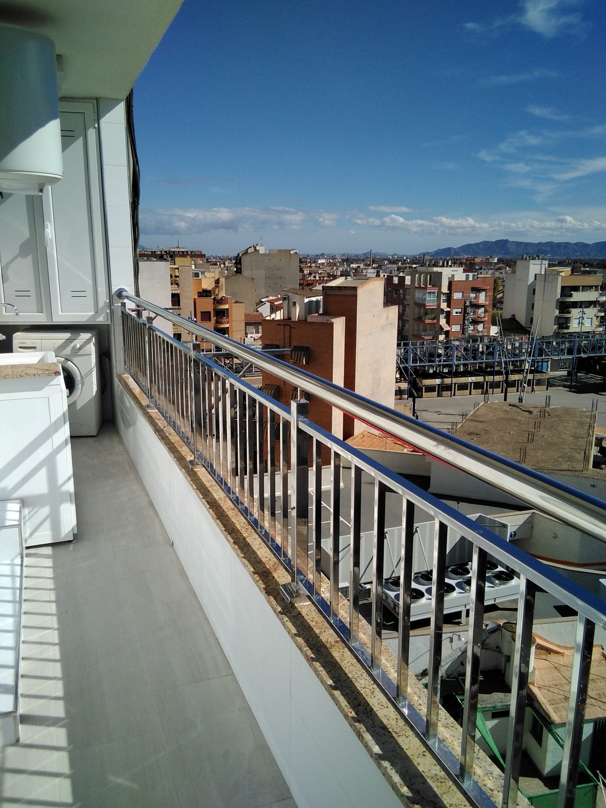 Terraza — Terraza con barandilla y vistas.